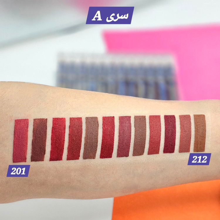 رژلب مدادی با کیفیت و روان برند استی لودر