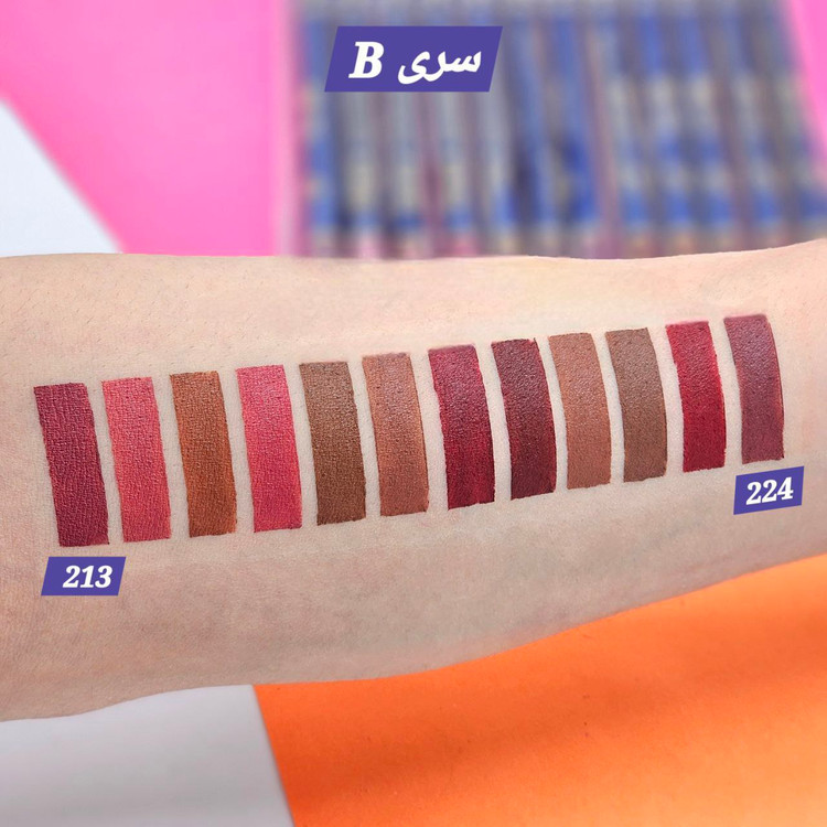 رژلب مدادی با کیفیت و روان برند استی لودر