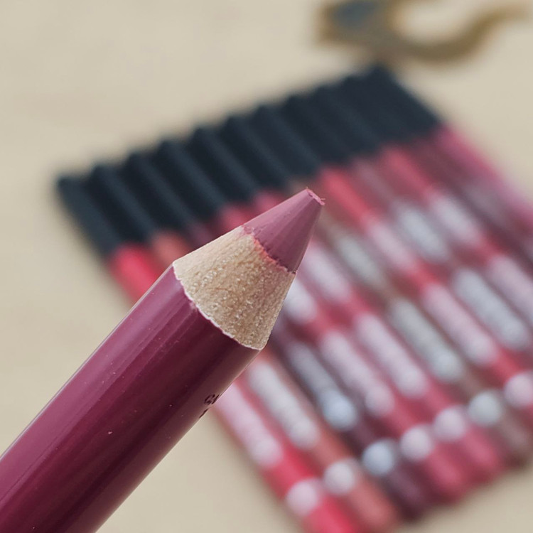 رژلب مدادی نرم و مخملی برند کالیستا