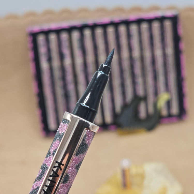 خط چشم ماژیکی طزح پلنگی برند کایلی