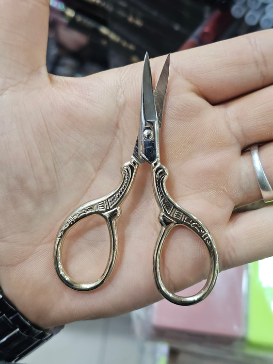 قیچی ابرو دسته طلایی کامل تیتانیوم برند گلدن دریم